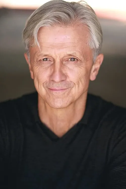 Michael Bryan French interpretando a