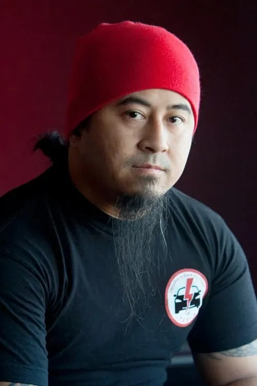 Michael Catura interpretando a VC Viper