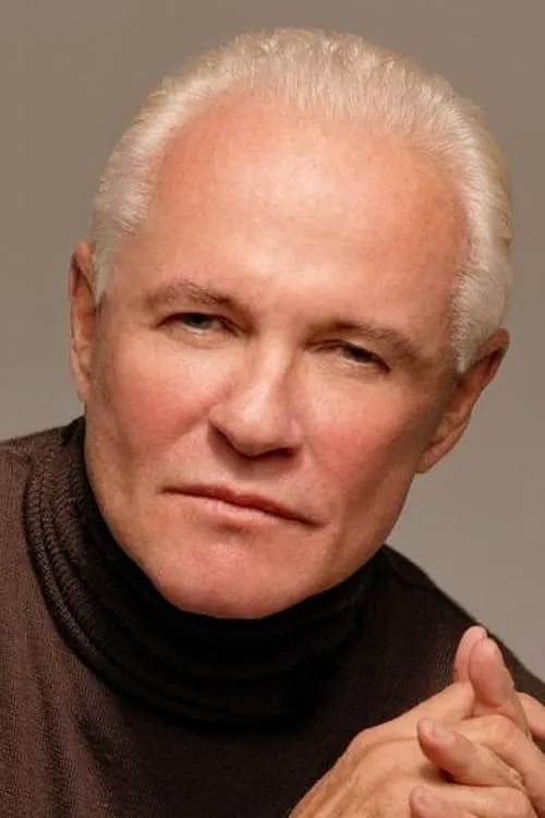 Michael Childers interpretando a Self