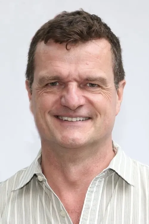 Michael Cumpsty interpretando a Charles