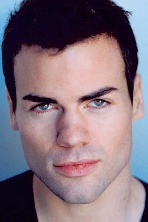 Michael Cunio interpretando a Rene Cartier