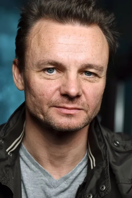 Michael Deffert interpretando a Gorge (young)