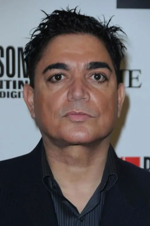 Michael DeLorenzo interpretando a Raymond Bacera