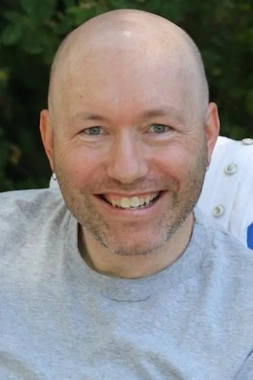 Michael Doherty interpretando a Self