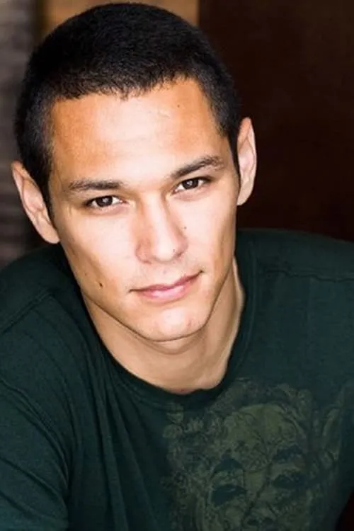 Michael Esparza interpretando a Chuy