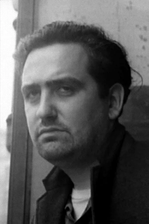 Michael Findlay interpretando a Bearded Man (uncredited)