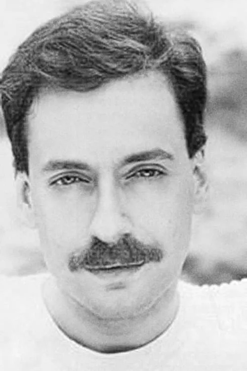 Michael Flent interpretando a Emperor