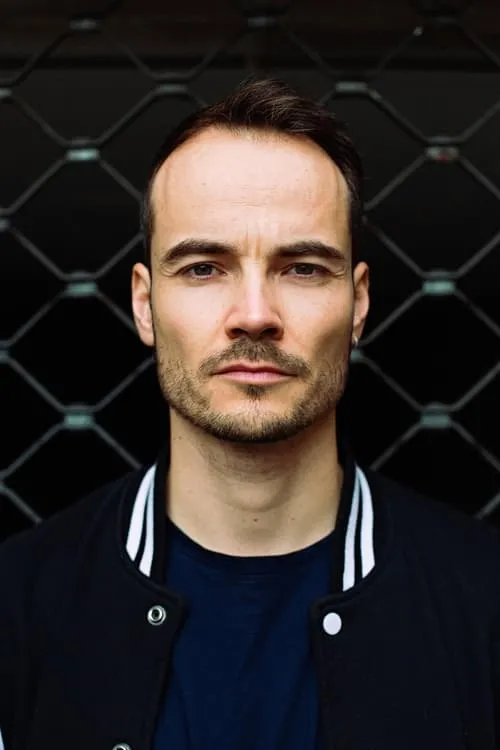 Michael Kühl interpretando a Christopher