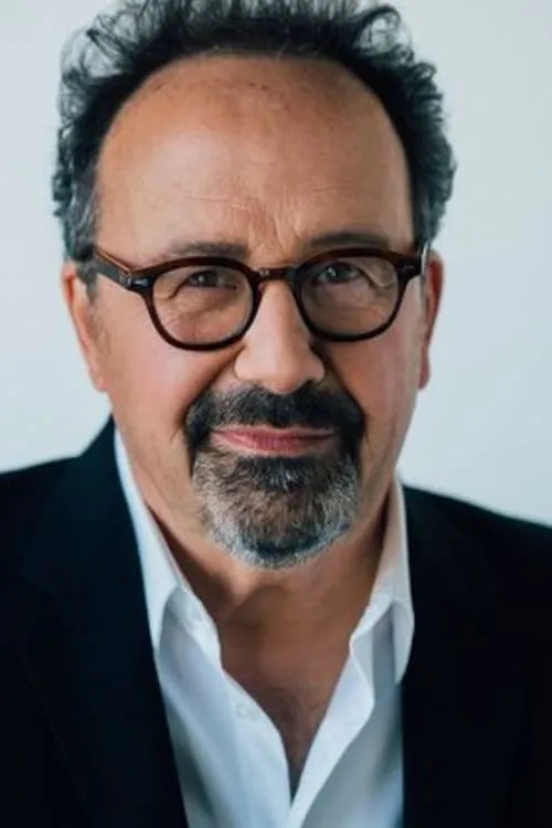 Michael Laskin interpretando a Peters