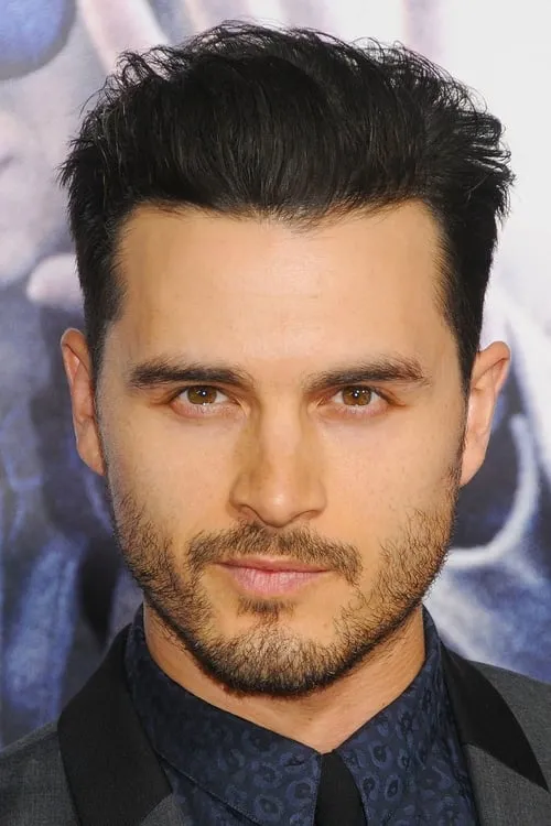 Michael Malarkey interpretando a Cowboy