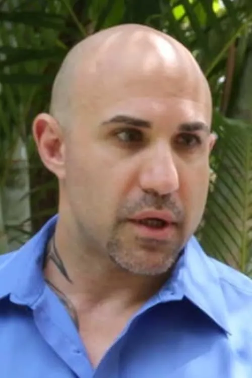 Michael Masters interpretando a