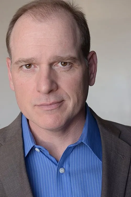 Michael Nanfria interpretando a Owen