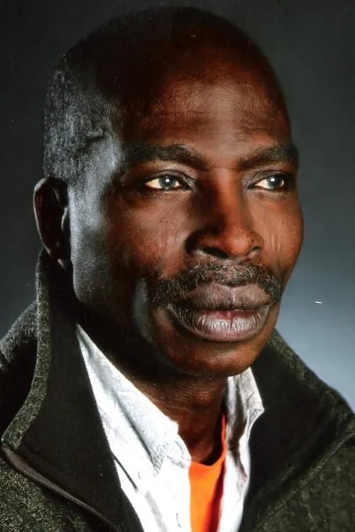 Michael Ojake interpretando a Ade Banjo