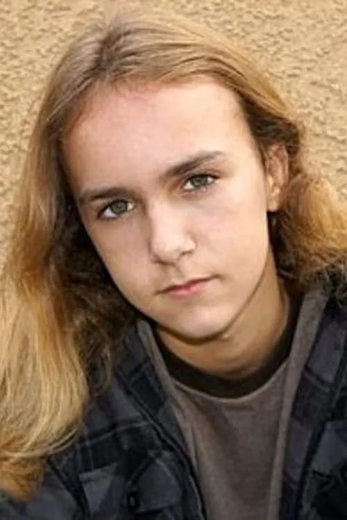 Michael Ormsby interpretando a Todd