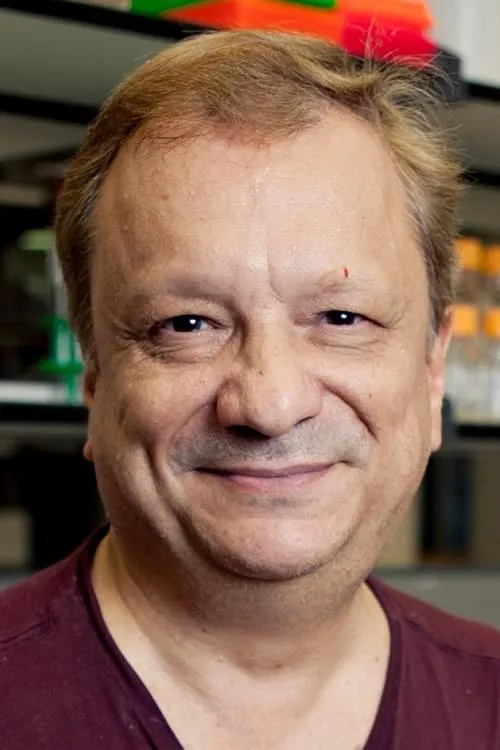 Michael Rampino interpretando a Self