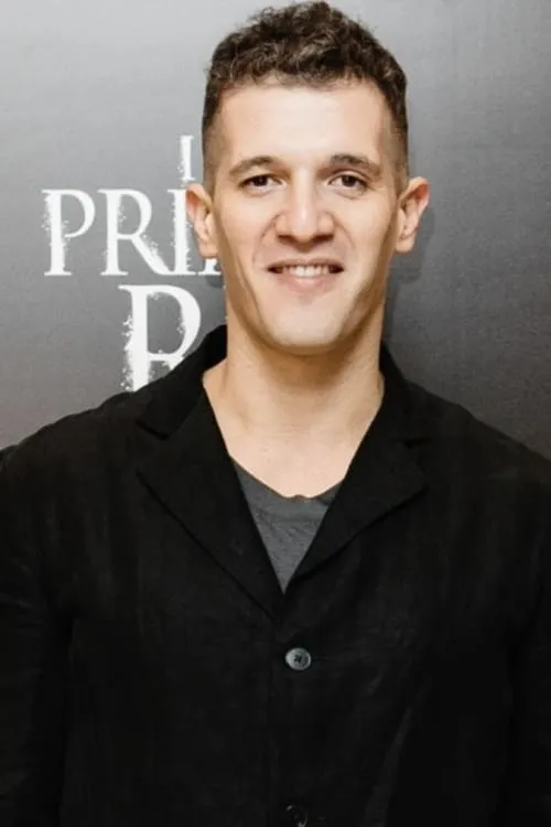 Michael Schermi interpretando a Armandino