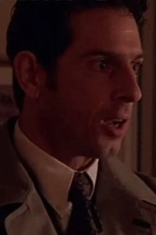 Michael Tiernan interpretando a Luke Cutter