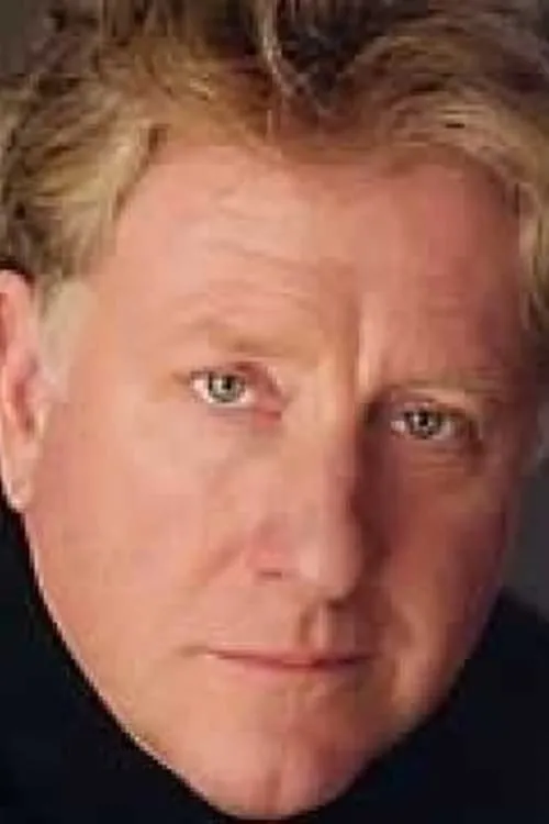 Michael Tomlinson interpretando a Dr. Ryan