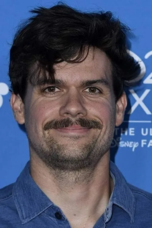 Michael Waldron interpretando a Self - Head Writer / Executive Producer, Loki (archive footage)