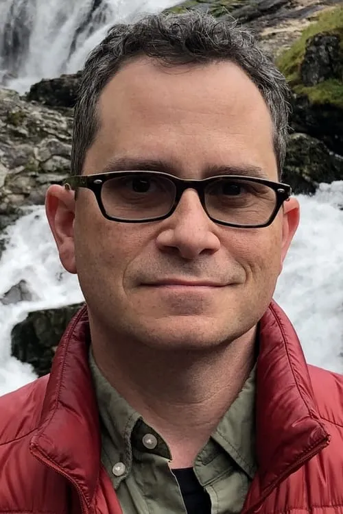 Michael Warwick interpretando a Bell Boy