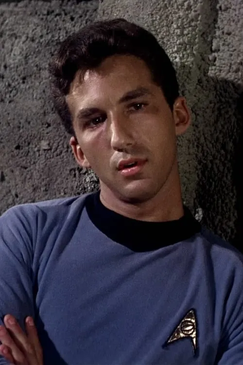 Michael Zaslow interpretando a Chris Nolan