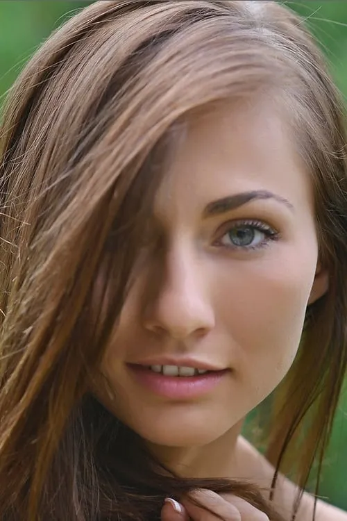 Michaela Isizzu interpretando a 