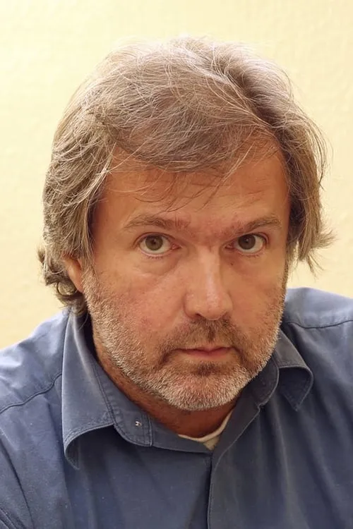 Michal Přikryl interpretando a STB Officer