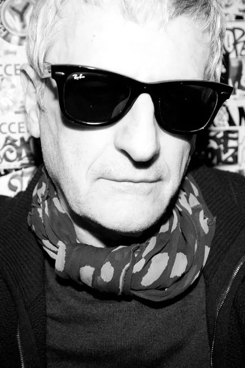 Michel Auder interpretando a 