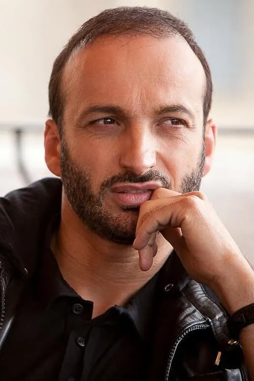 Michel Ferracci interpretando a Roland