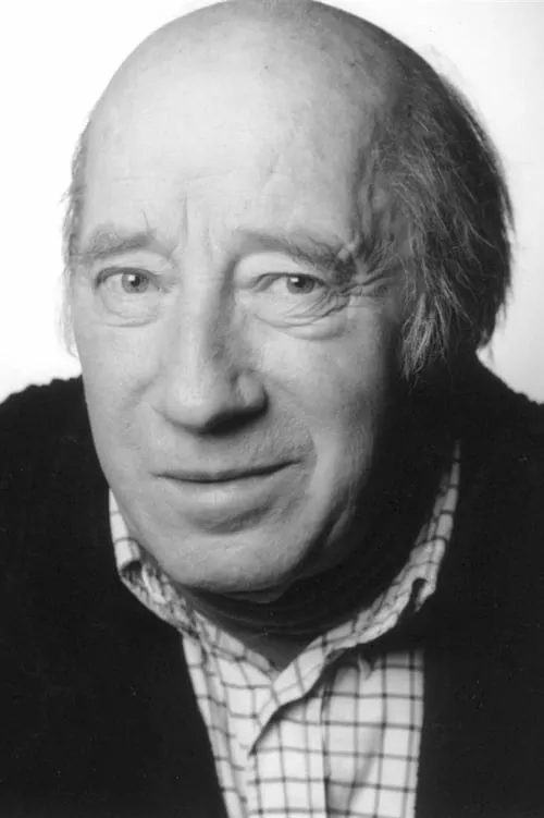 Michel Robin interpretando a M. Santucci