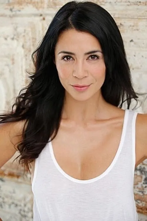 Michelle Lukes interpretando a Mercedes