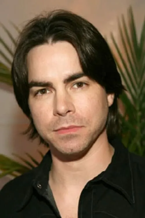 Mick Cain interpretando a Richard Harrington