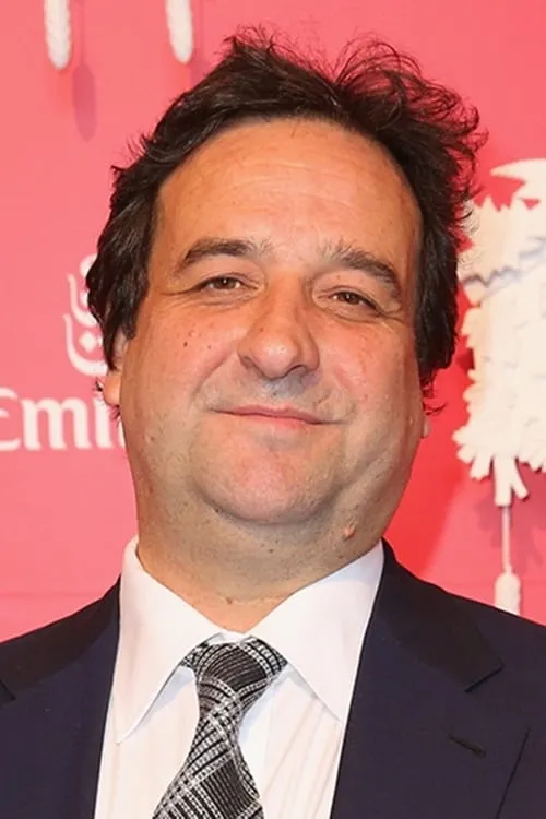 Mick Molloy interpretando a Angelo Agnelli