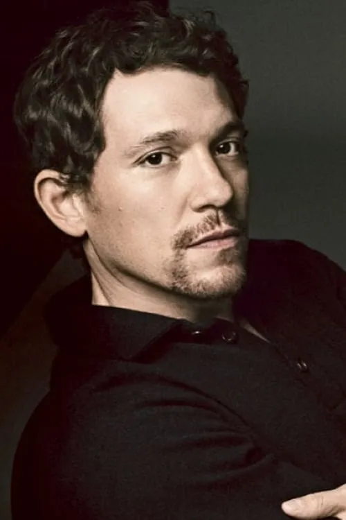 Miguel Cervantes interpretando a Clarke Staples