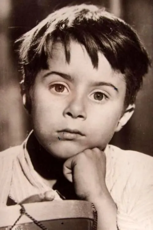 Miguel Gil interpretando a