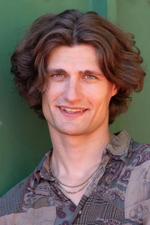 Mihkel Kuusk interpretando a Wounded Soldier