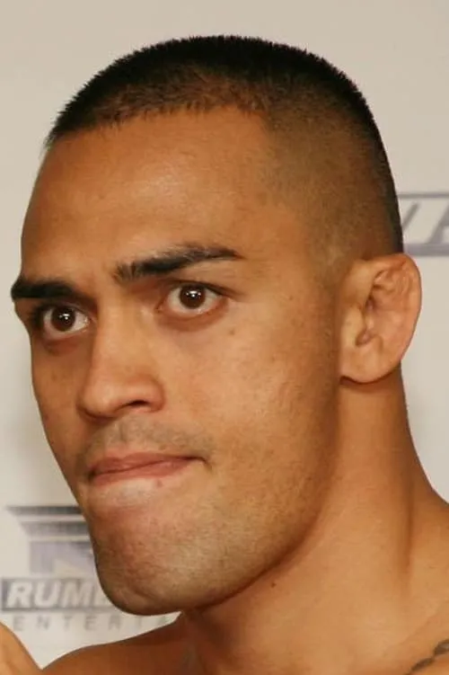 Mike Aina interpretando a Self