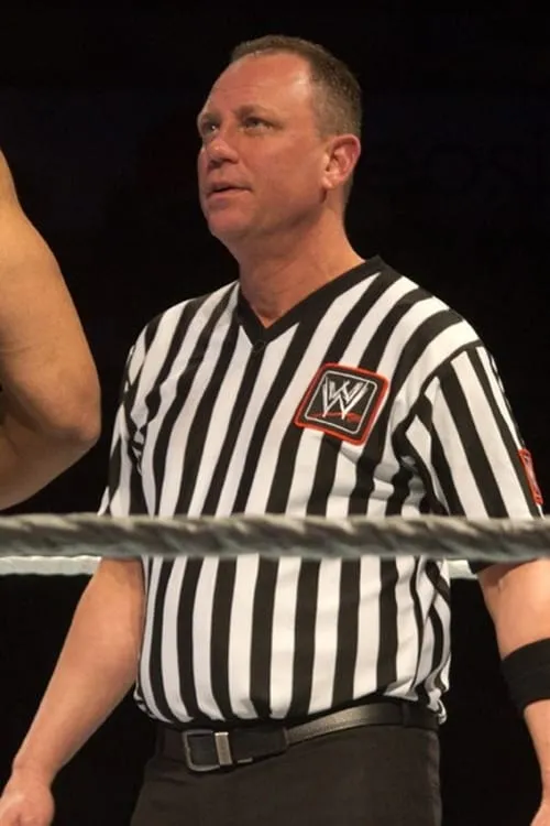 Mike Chioda interpretando a Mike Chioda (archive footage)