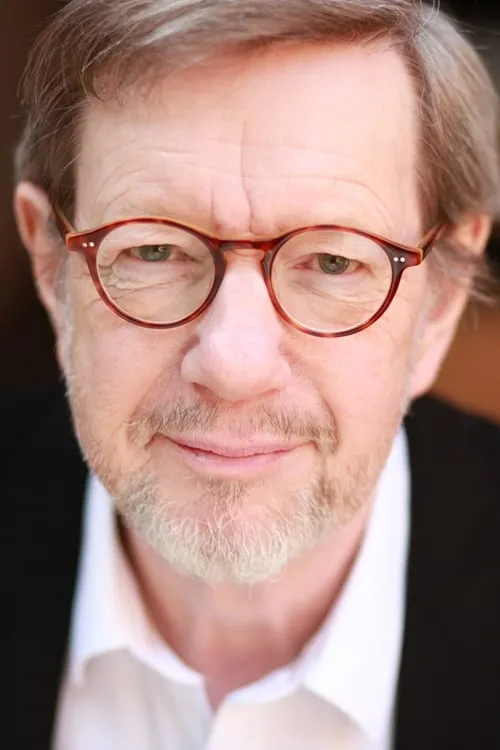 Mike Grady interpretando a Pirate