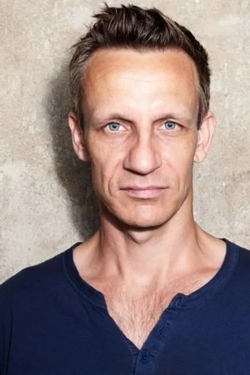 Mike Hoffmann interpretando a Simon