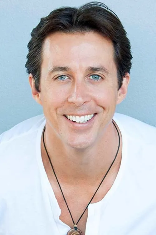 Mike Mayhall interpretando a Jeffrey Duncan