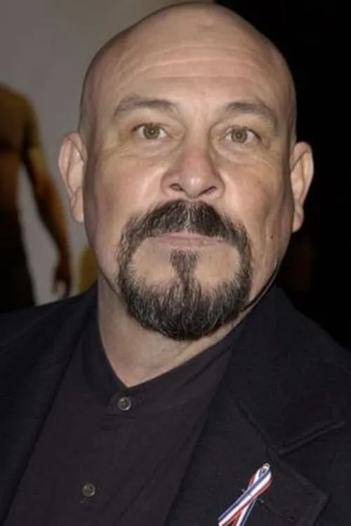 Mike Moroff interpretando a Comandante Sanchez