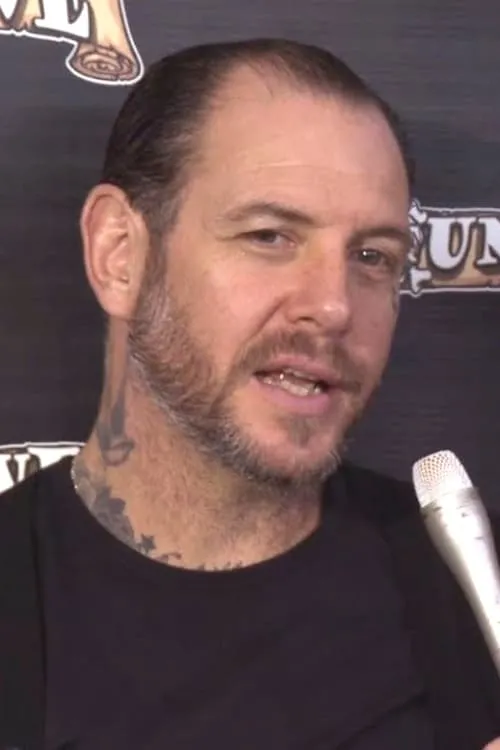 Mike Ness interpretando a Self