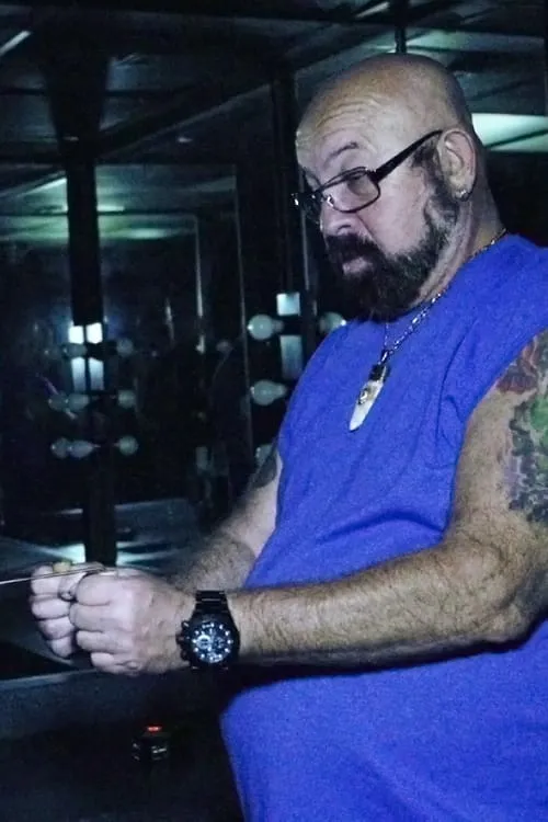 Mike Waldman interpretando a Paranormal Investigator