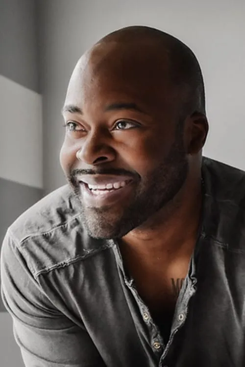 Mike Whaley interpretando a Priest