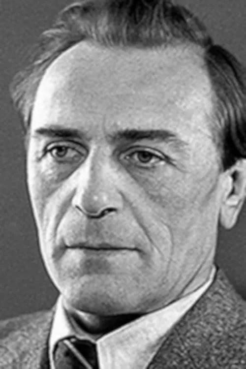 Mikhail Bolduman interpretando a