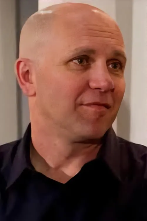 Milan Cheylov interpretando a Chadwick Skinner