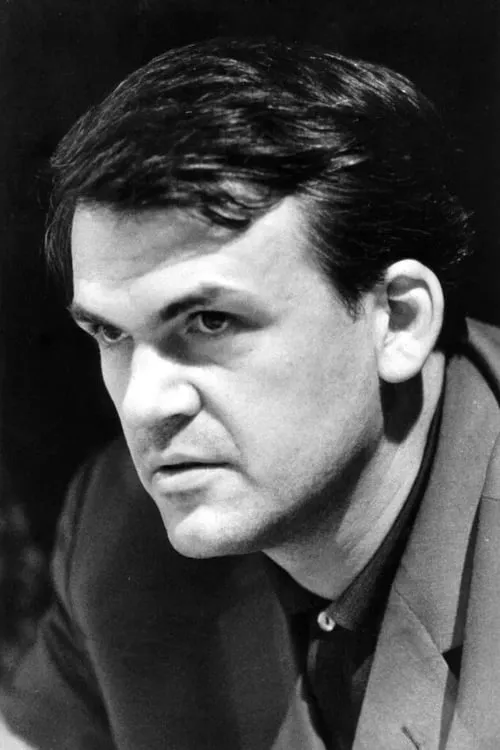 Elif Safak ha trabajado con Milan Kundera en 1 ocasiones