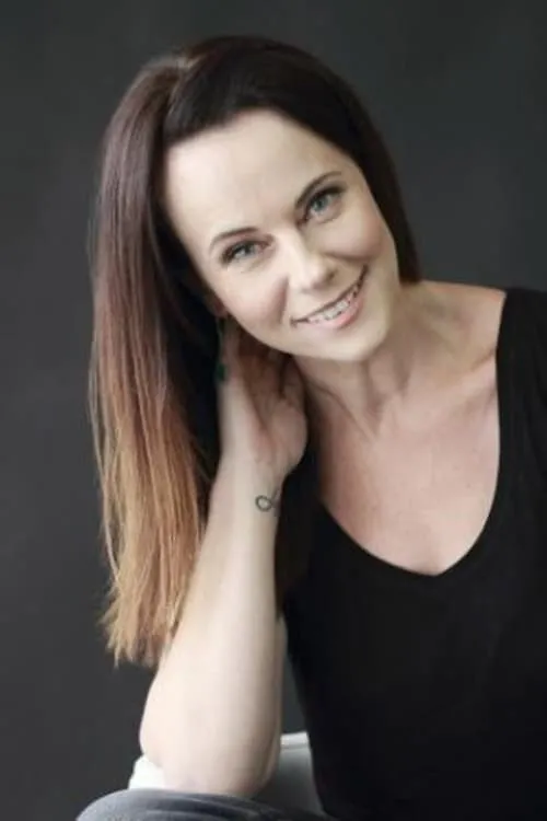 Milan Murray interpretando a Beth Manning