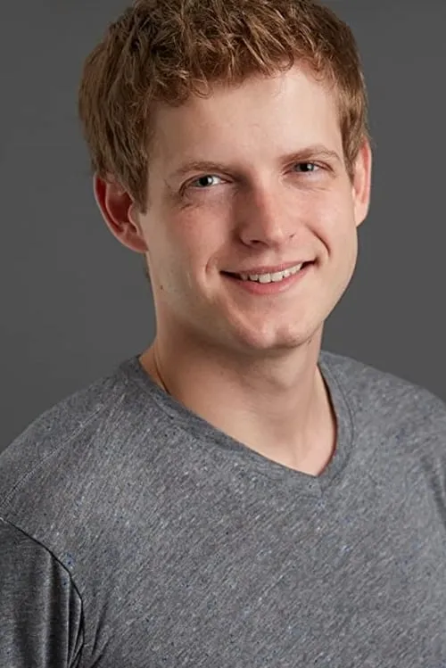 Miles Chalmers interpretando a Latham